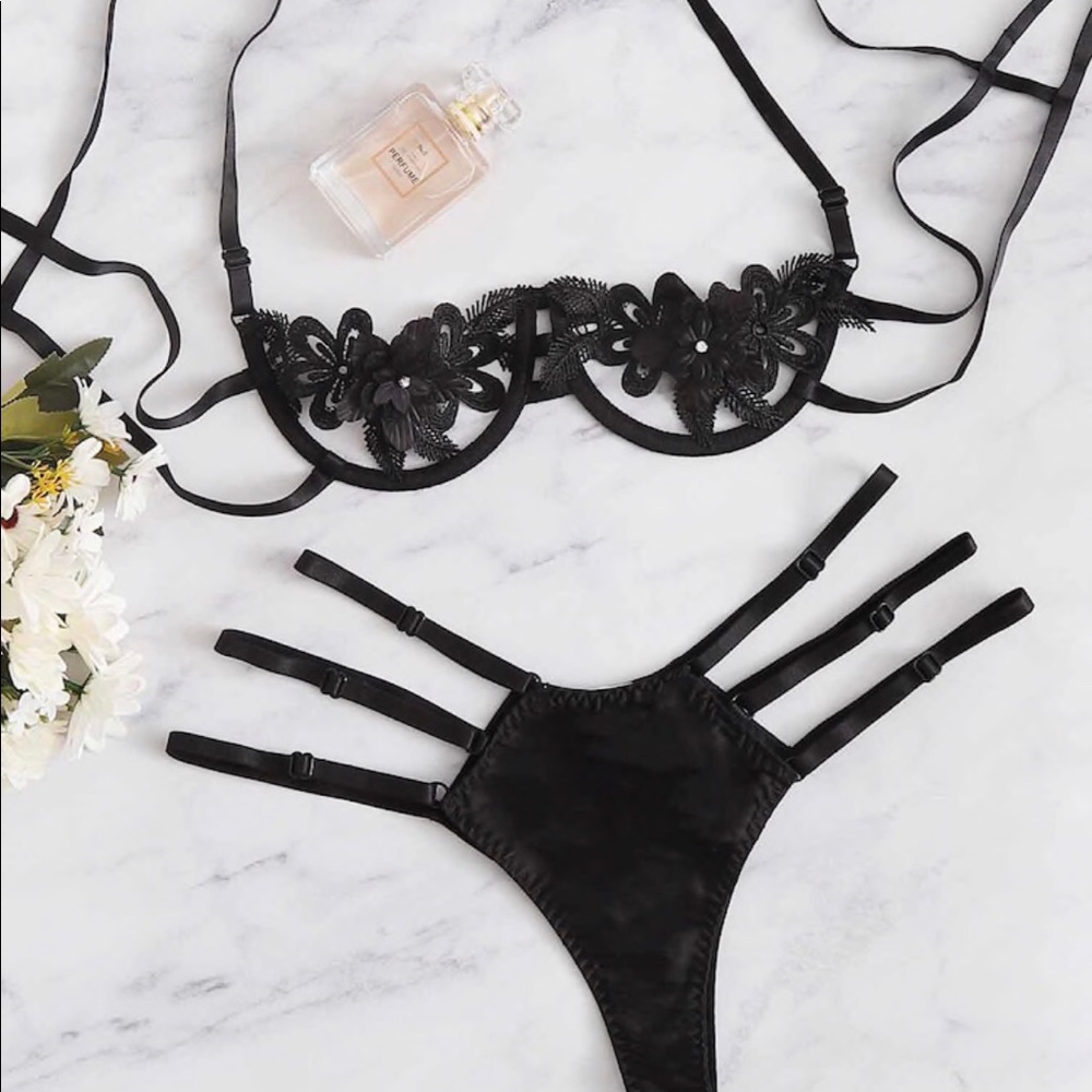 Black floral lingerie panties & bra set